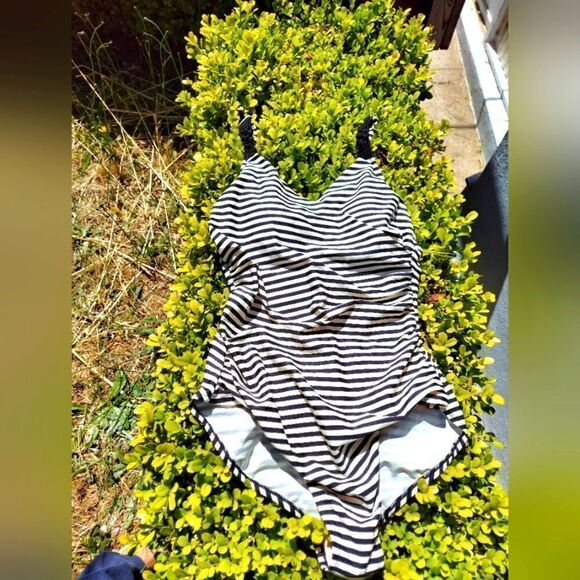 Womans Onepiece black/white strips Rushed Swimsuit Size L - Picture 1 of 8